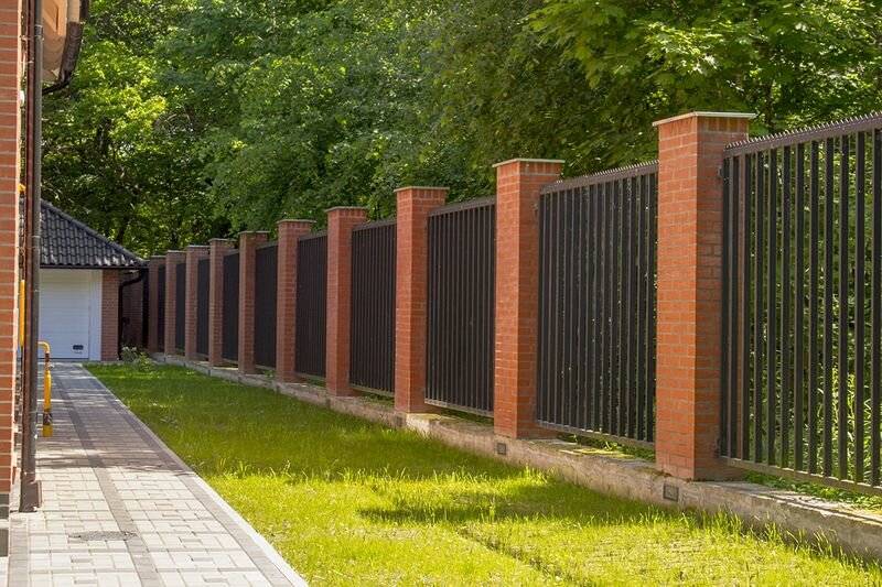 Забор своими руками - виды заборов, выбор материалов сооружения, мастер-класс по сооружению, креплению и монтажу своими руками