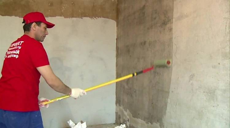 Нужно ли грунтовать стены перед поклейкой обоев